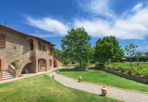 Il sentiero pavimentato che conduce all'entrata principale - Villa Augusto