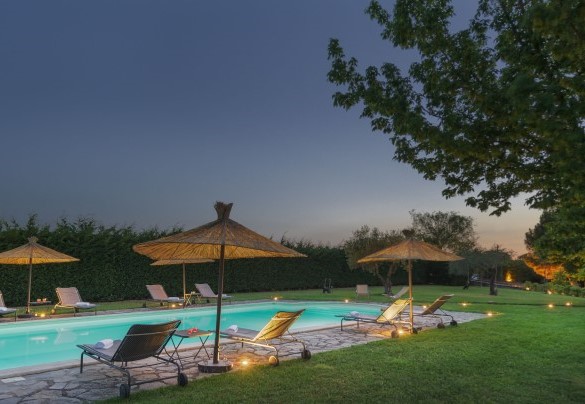 L'area piscina all'imbrunire - Villa Augusto