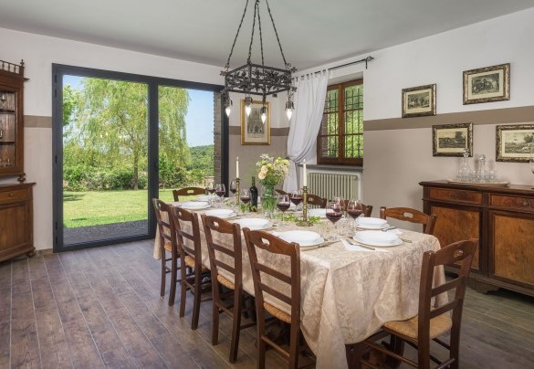La sala da pranzo con il tavolo imbandito per cene importanti - Villa Augusto