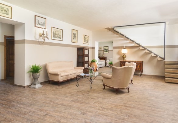 Salotto e la scalinata verso il primo piano - Villa Augusto