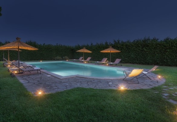 La fantastica piscina illuminata di notte - Villa Augusto