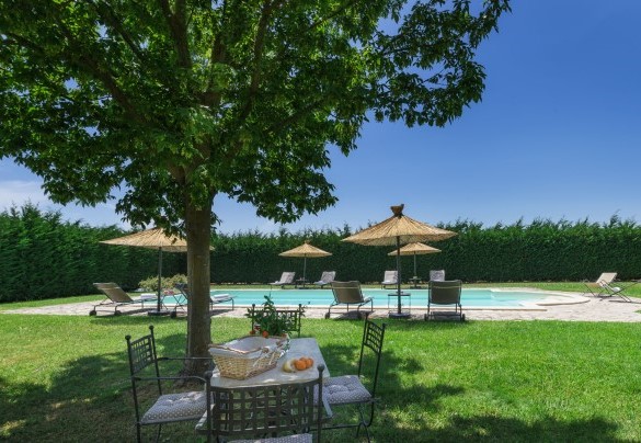 L'angolo relax fra il casale e la piscina - Villa Augusto