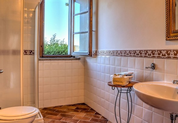Bagno n. 5 con doccia en-suite con camera 5 - Villa Augusto