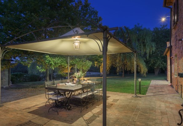 Il tavolo preparato con un buon bicchiere di vino locale - Villa Augusto