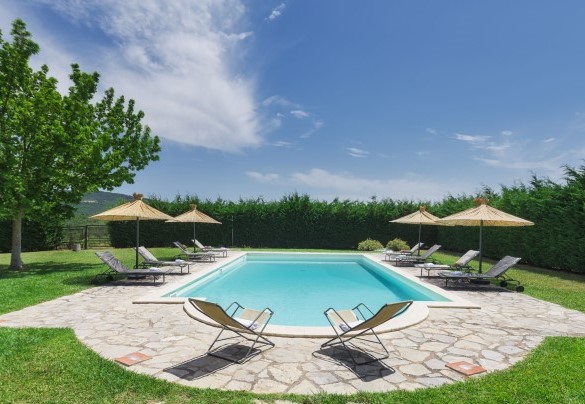 La piscina e la zona prendisole attrezzata con lettini, ombrelloni, sdraio e tavoli da fumo - Villa Augusto