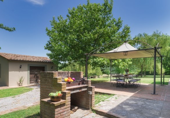 Il barbecue e la zona per mangiare all'aperto retrostante al casale - Villa Augusto
