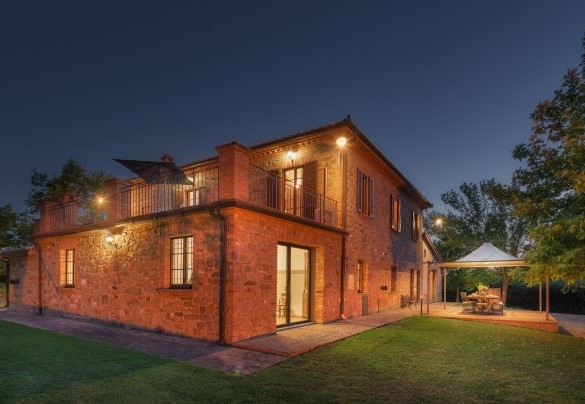 La proprietà completamente illuminata di sera - Villa Augusto