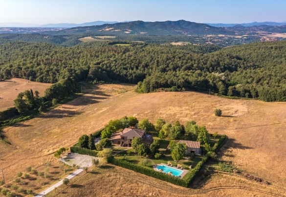 Il bellissimo paesaggio delle colline umbre abbraccia il verde parco - Villa Augusto