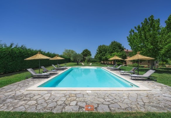 La piscina misura 13x7 m con una profondità variabile da 1,40 a 2,50 m - Villa Augusto
