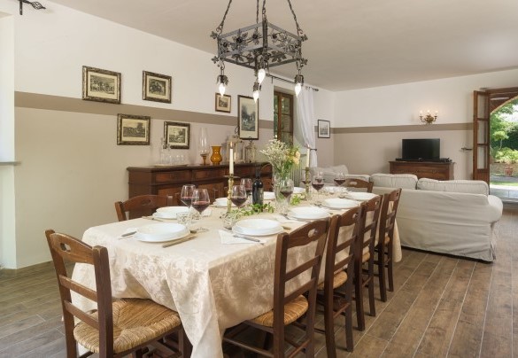 La sala da pranzo con uscita diretta verso il giardino - Villa Augusto