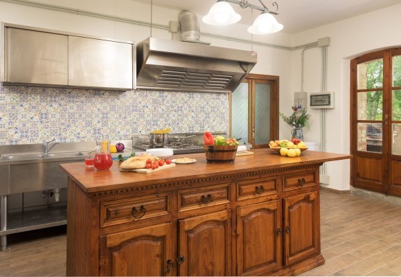 La cucina con comodo accesso diretto verso il gazebo esterno - Villa Augusto