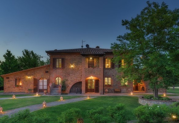 Il casale illuminato immerso nel verde giardino - Villa Augusto
