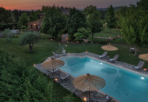 La splendida piscina e il casale al tramonto visti dal alto - Villa Augusto