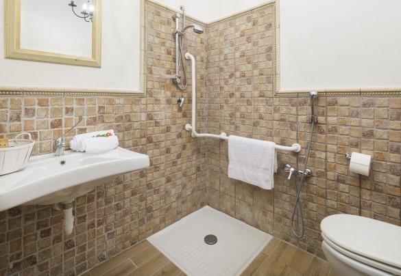 Bagno n.1 con doccia en-suite con camera 1 - Villa Augusto