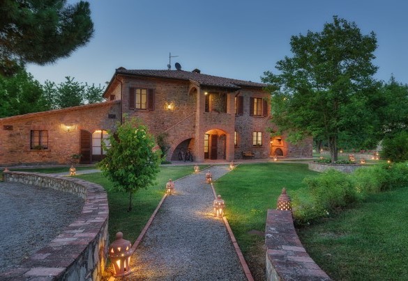 Il magnifico casale è inserito all’interno del giardino completamente recintato - Villa Augusto