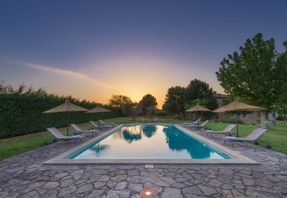 La piscina al tramonto e il casale sullo sfondo - Villa Augusto
