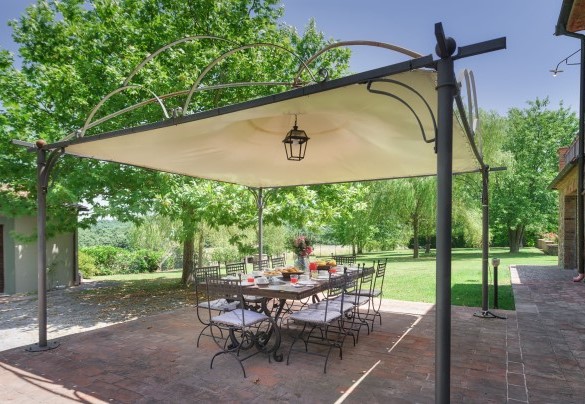 Il grazioso gazebo con il tavolo preparato per mangiare all'aperto - Villa Augusto