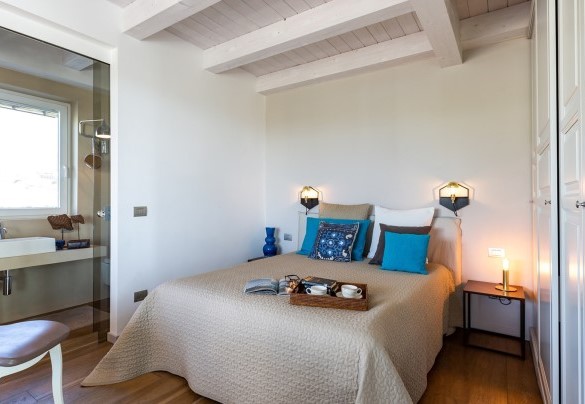 La camera da letto matrimoniale con bagno en-suite - Villa Aura