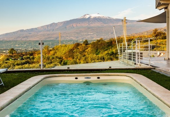 La piscina è anche dotata di nuoto controcorrente - Villa Aura