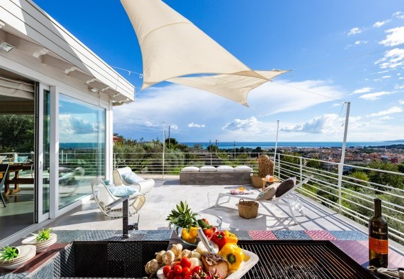 La terrazza si affaccia sulla città e sul mare - Villa Aura