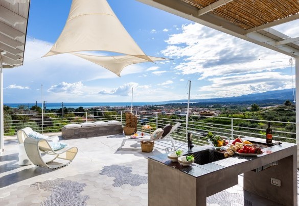 La cucina esterna con vista panoramica - Villa Aura