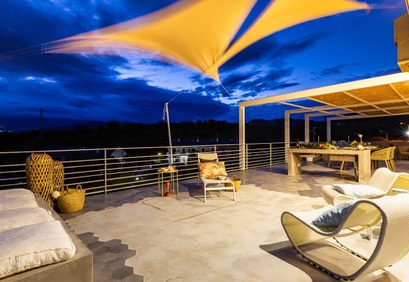 Il fronte della villa illuminato - Villa Aura