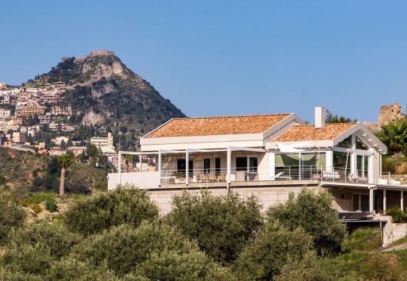 La villa si staglia su un'altura - Villa Aura