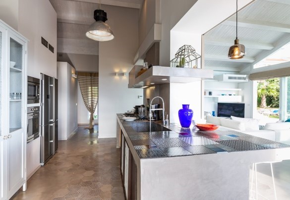 La moderna cucina nell'open space - Villa Aura