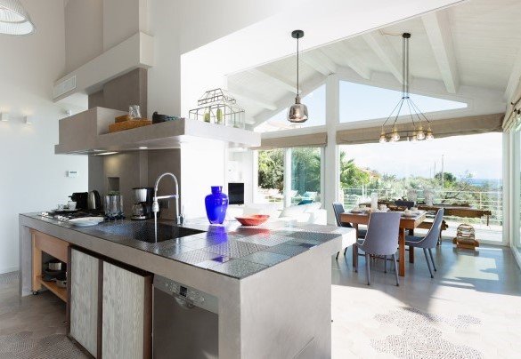 La moderna cucina nell'open space - Villa Aura