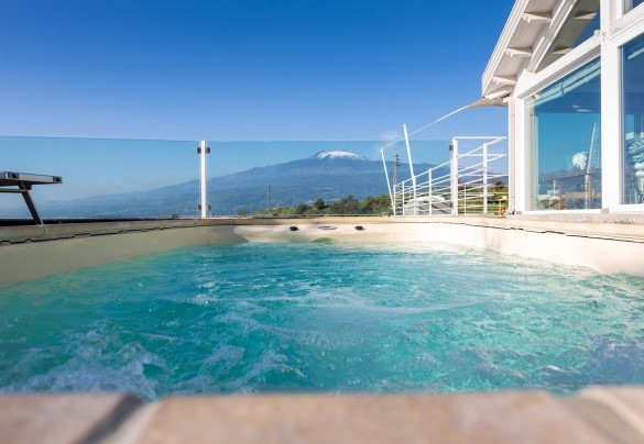 La vasca idromassaggio con l'Etna in lontananza  - Villa Aura
