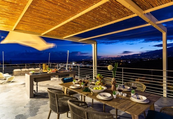 L'area pranzo coperta illuminata  - Villa Aura
