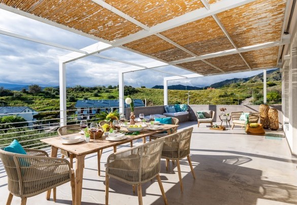 La terrazza ombreggiata è il luogo perfetto per colazioni all'aperto - Villa Aura