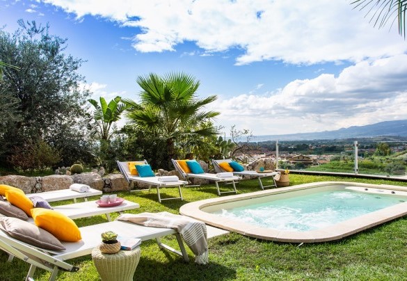 L'area solarium con sdraio - Villa Aura