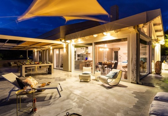 Il fronte della villa illuminato - Villa Aura
