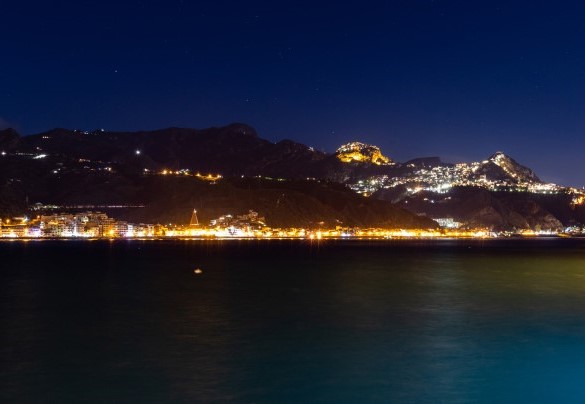 Il panorama notturno dal mare - Villa Aura