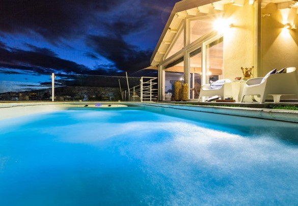La piscina è rivestita in PVC - Villa Aura