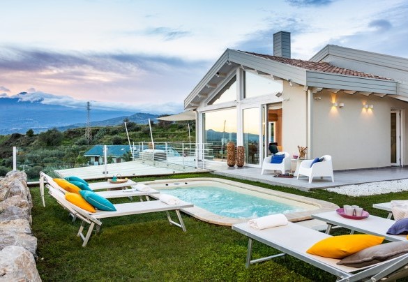L'area solarium con sdraio - Villa Aura