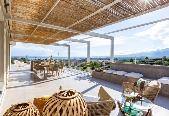 La terrazza ombreggiata è il luogo perfetto per colazioni all'aperto - Villa Aura