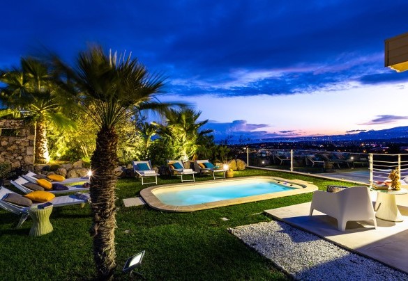 Il giardino e la piscina illuminati - Villa Aura