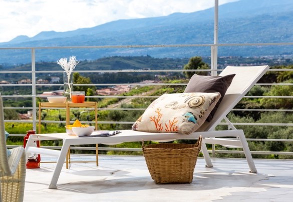 Sul terrazzo sono presenti diverse sdraio - Villa Aura