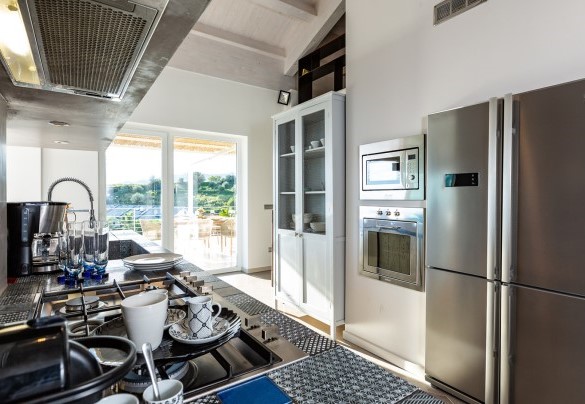 La moderna cucina nell'open space - Villa Aura