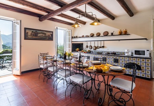 L’abbinamento dei materiali d’epoca con gli accessori da cucina più moderni- Villa Baia Blu
