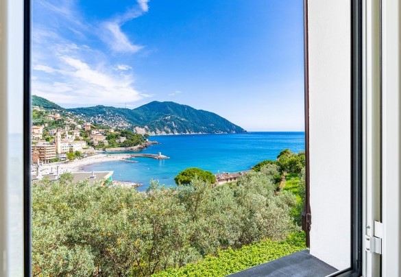La splendida vista sul golfo Paradiso e il Monte di Portofino su cui si affacciano tutti gli ambienti del primo piano - Villa Baia Blu