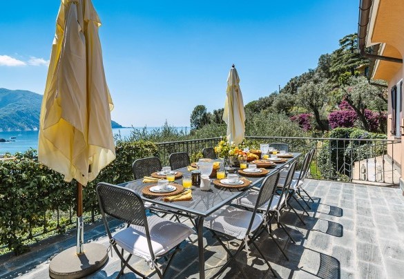 Il terrazzo al primo piano è una panoramica zona pranzo esterna- Villa Baia Blu