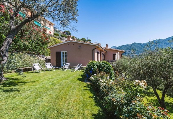 Dal primo piano si accede alla zona più alta del giardino - Villa Baia Blu
