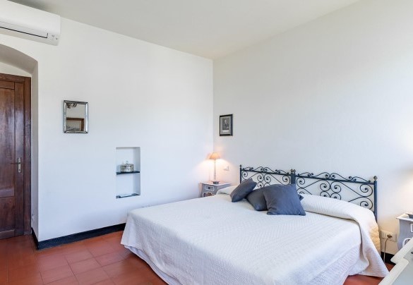 La camera # 1 al primo piano con il letto matrimoniale - Villa Baia Blu