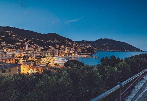 La vista su Recco illuminata dal tramonto - Villa Baia Blu