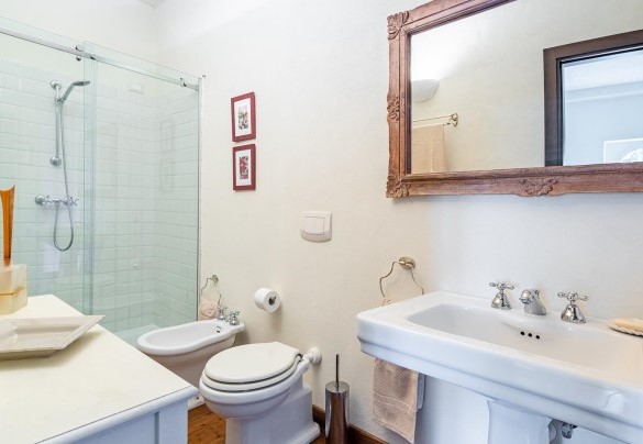 Il bagno # 4 al piano terreno con doccia è en-suite alla camera # 4 - Villa Baia Blu