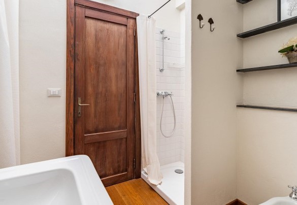 Cottage: il bagno # 5 al piano terreno ha la doccia e la lavatrice - Villa Baia Blu