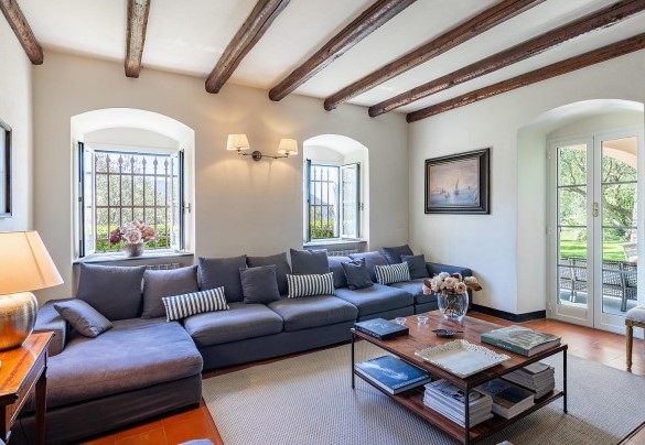 Il grande living al piano terreno con accesso al giardino - Villa Baia Blu